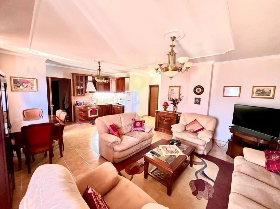 Central Tirana Flat Near Bazaar Екстер'єр фото